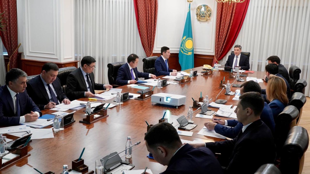 Бектенов провел совещание по вопросам развития рынка авиатоплива