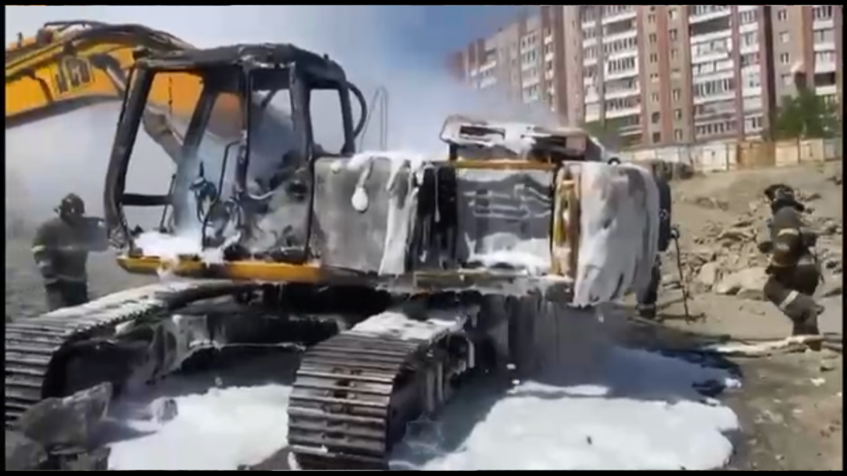 Экскаватор загорелся в Усть-Каменогорске 