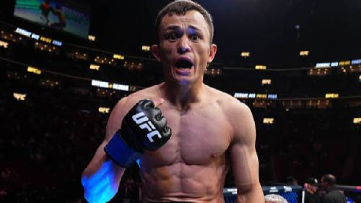 Казахстанский нокаутер одержал историческую победу в UFC