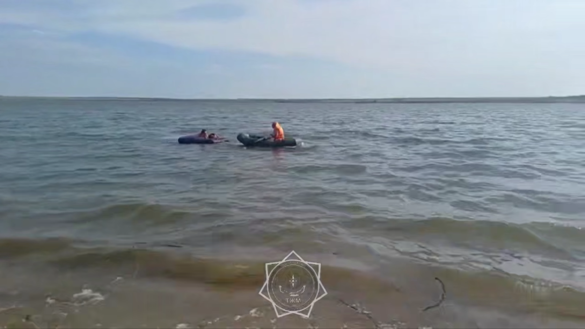 Двух девушек на надувном матрасе унесло течением реки в Семее 