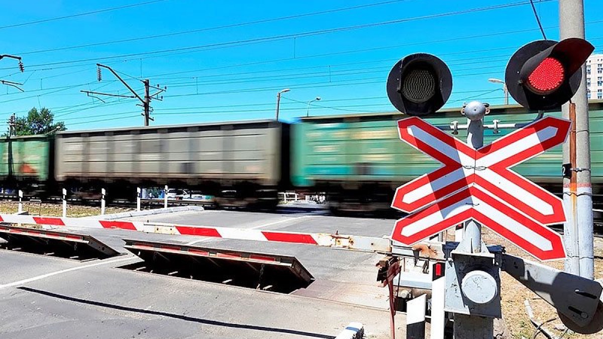 В Кызылординской области пассажирский поезд чуть не врезался в трактор 