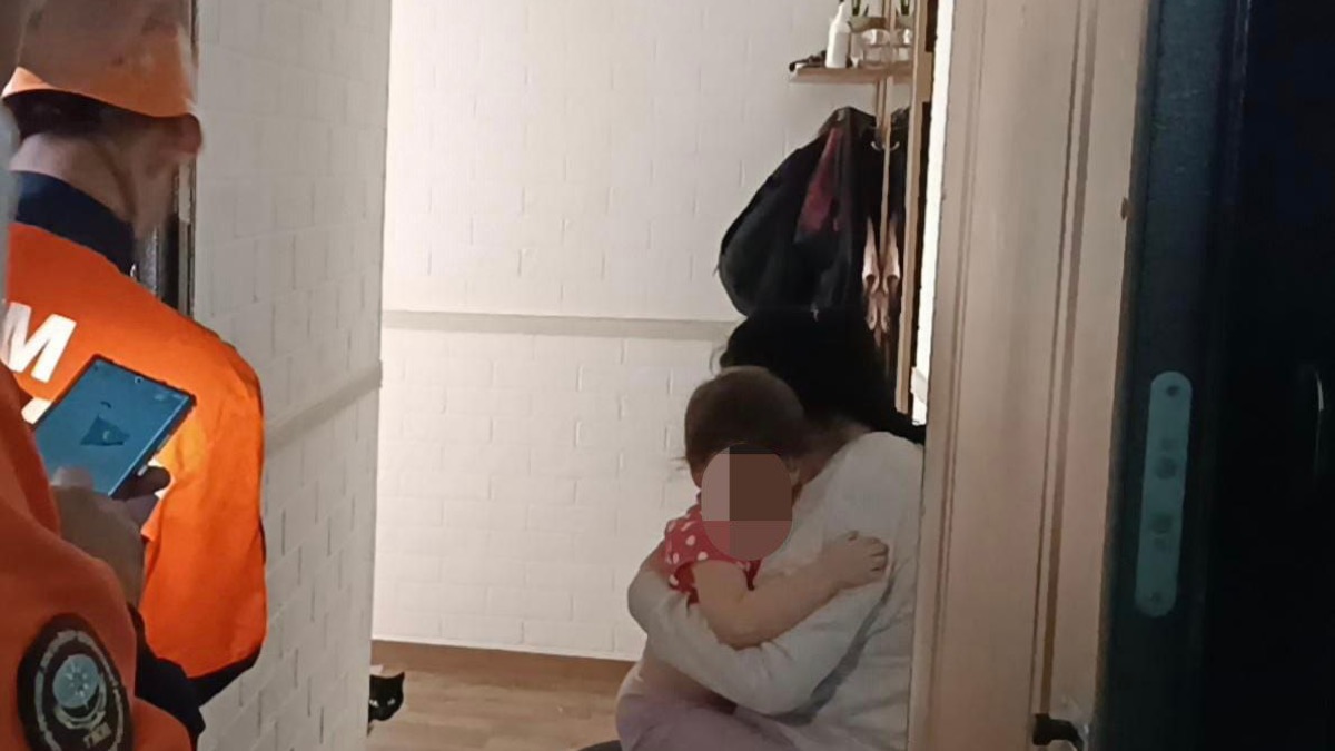 Спасатели вызволили 3-летнюю девочку из закрытой квартиры в Уральске 