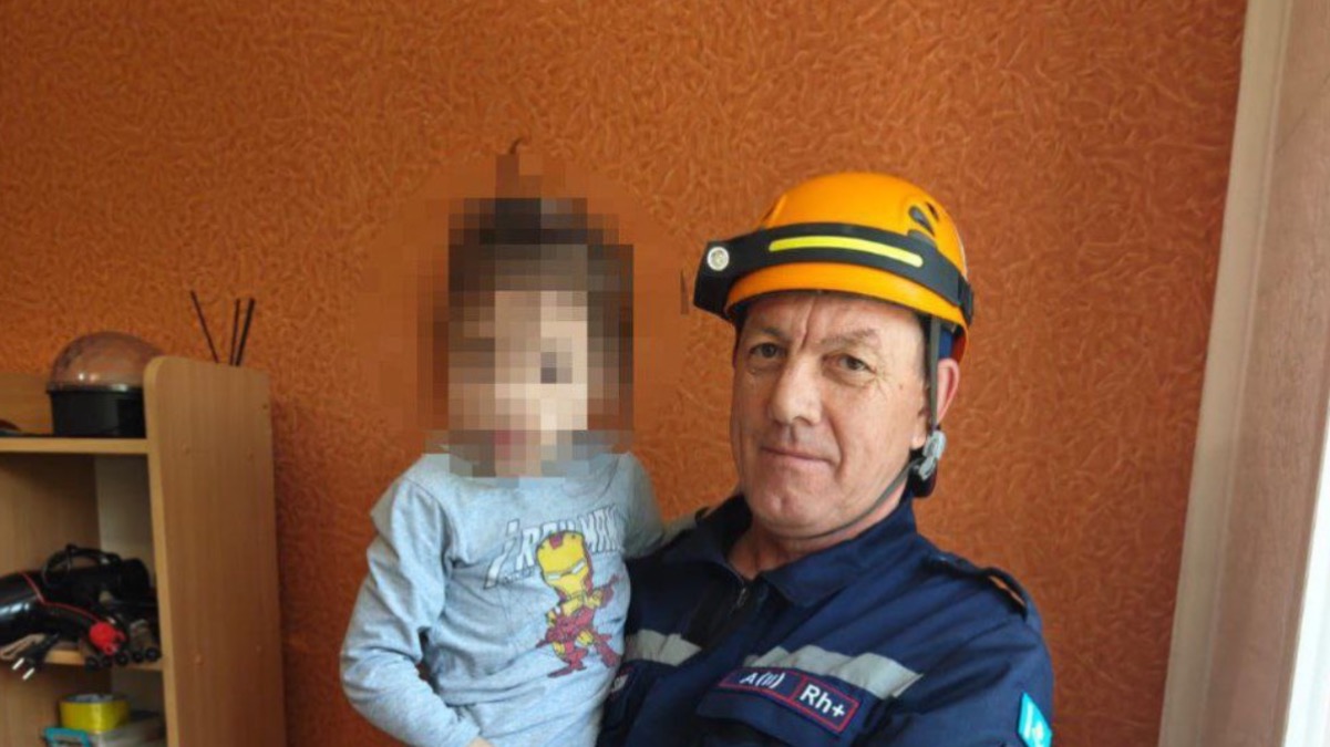Маленький ребенок чуть не выпал из окна в Павлодаре 