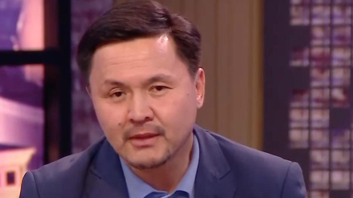 Досымжан Таңатаров не үшін 30 жылдан бері әйелін жасырып жүргенін айтты