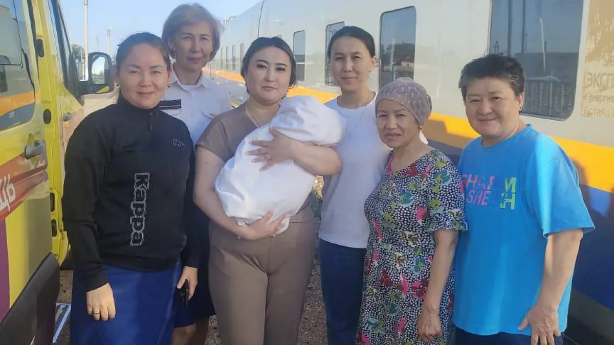 Жолаушылар пойызда әйелді босандырып алды