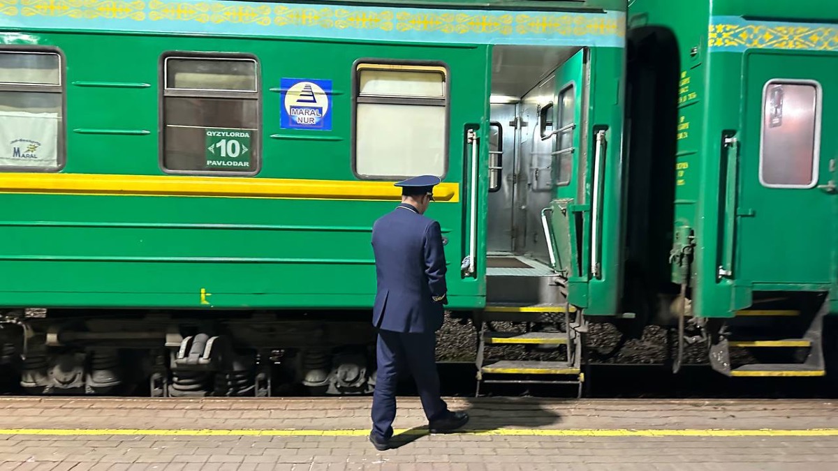 Домашний скот продолжают мешать движению поездов в Мангистау 