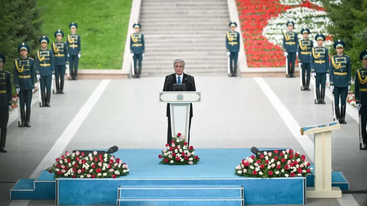 Тоқаев Мемлекеттік ту көтеру рәсіміне қатысты