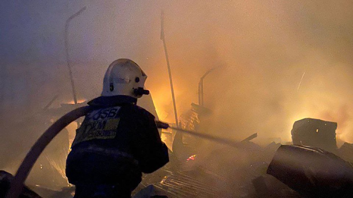 Сотрудники МЧС вынесли 12 газовых и 13 кислородных баллона при пожаре в Шымкенте 
