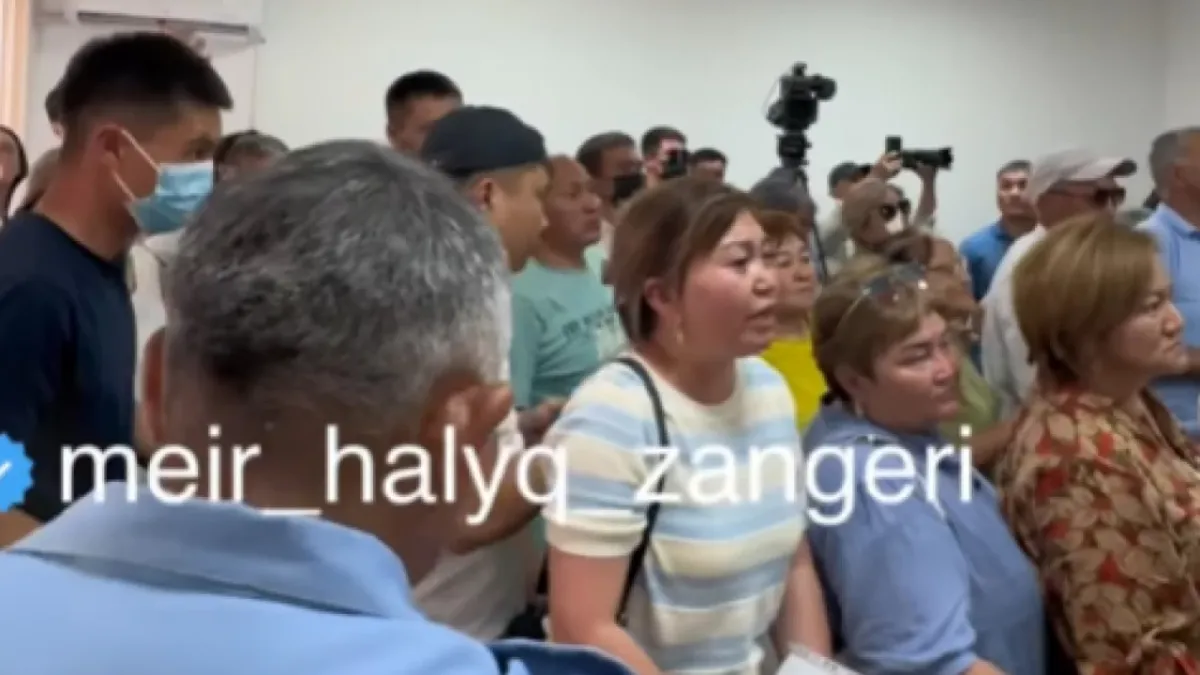 «Абзал, қой, Құдайдан қайтсын»: Сотталушылар үкім оқылғаннан кейін төбелесіп қалды 