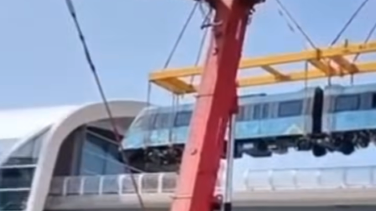 Первый состав LRT был поднят на станцию в столице