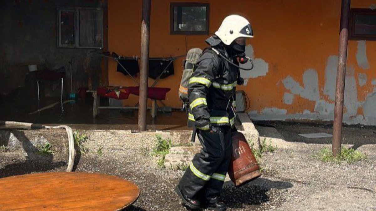 6 газовых баллонов вынесли из пожара в Астане 