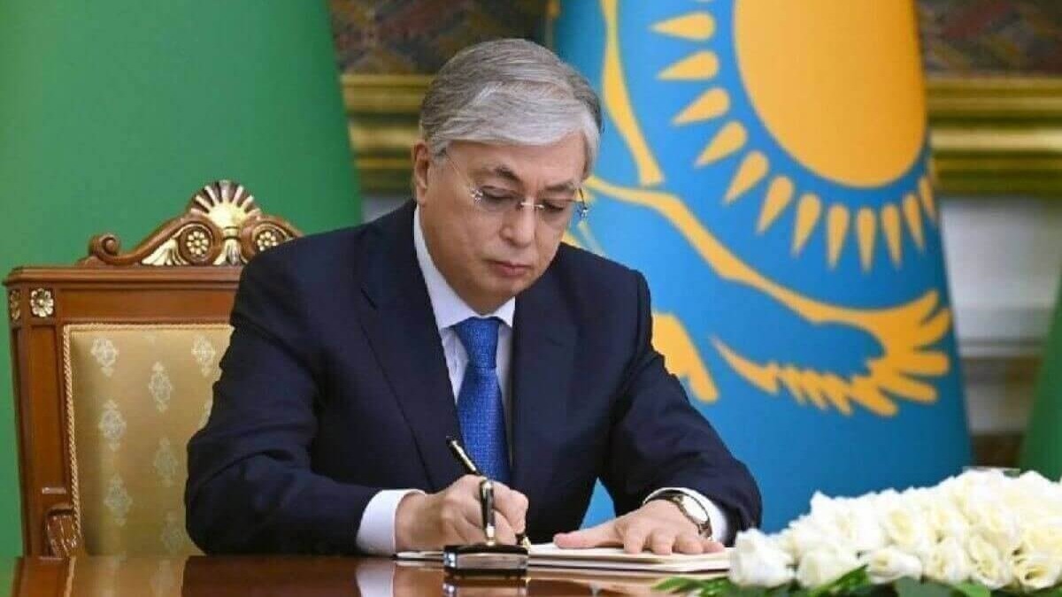 Кімдердің жалақысы 50 пайызға өсетіні белгілі болды - Тоқаев жаңа заңға қол қойды