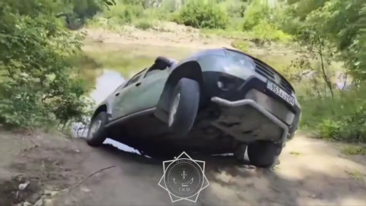 Автомобиль едва не сорвался в пропасть в Актобе 