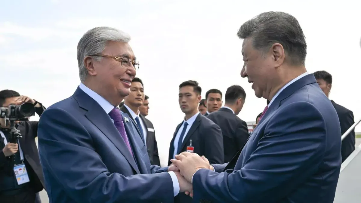 Тоқаев Си Цзиньпинді шығарып салды