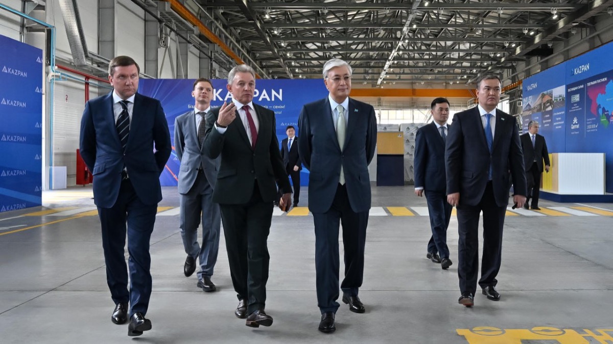 Токаев осмотрел завод по производству сэндвич-панелей KazPan