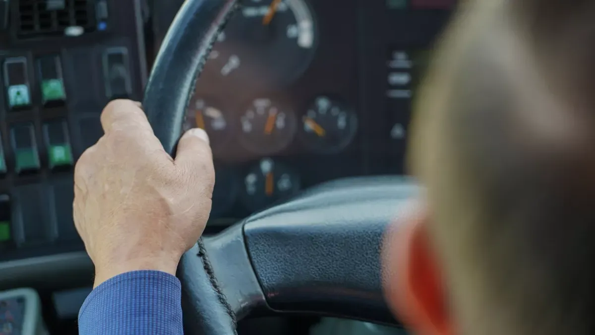 Алматыда жүргізуші балалар отырған автобусты мас күйде басқарған