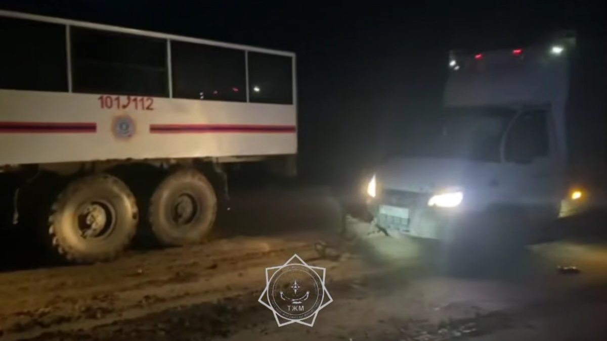 Спасатели вытащили грузовик из грязи в Актюбинской области 
