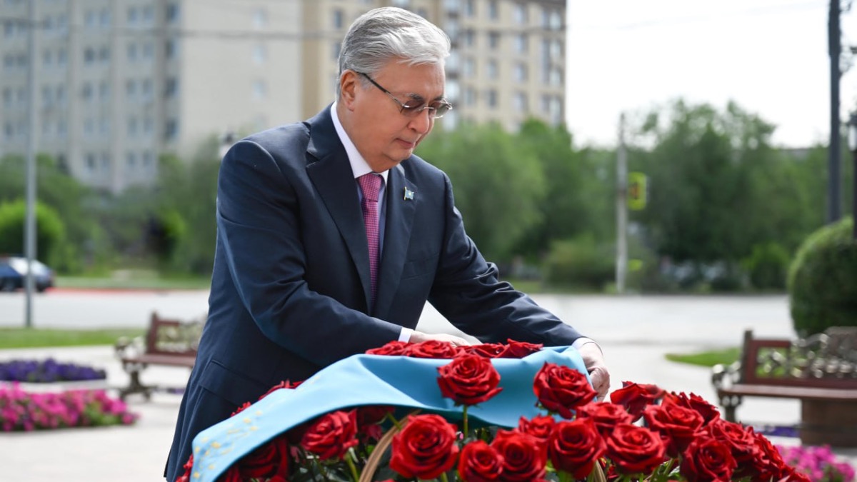 Токаев возложил цветы к Мемориальному комплексу Алии Молдагуловой 