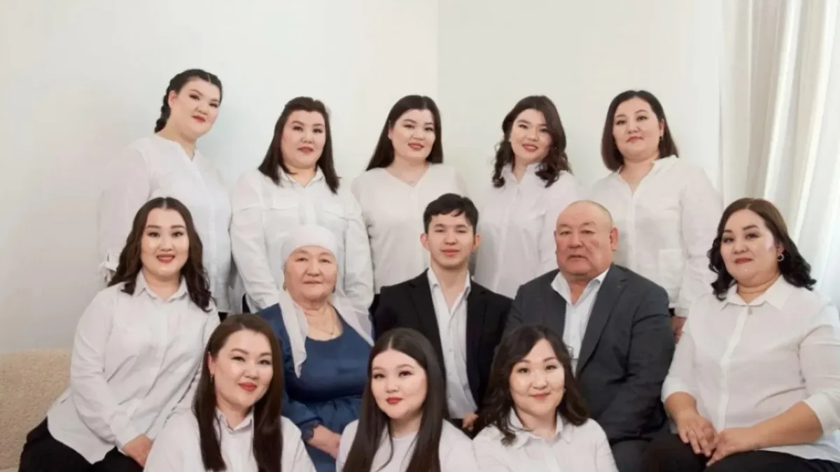 Маңғыстауда бір үйдің он қызы бір жыл ақша жинап, әкелеріне пәтер алып берген