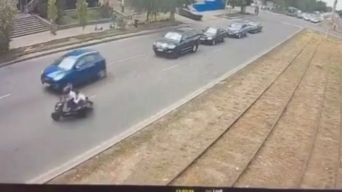 Алматыда мопед ұрлаған күдікті полицейді жолда сүйреді