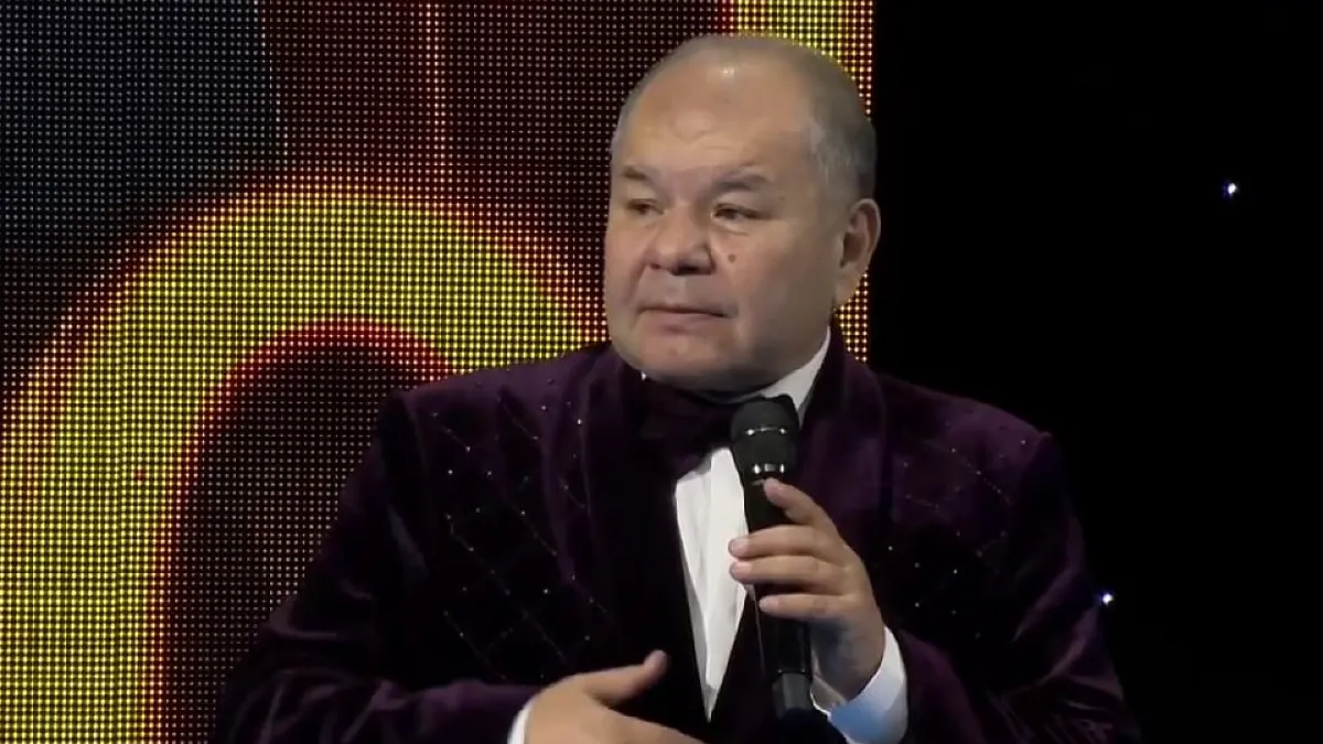 «Сахнадан шеттету керек»: Уәлибек Әбдірайымовтың басы дауға қалды