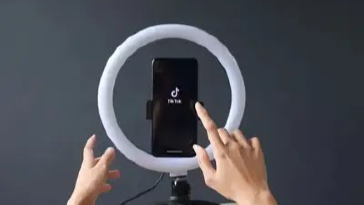 Абай облысында TikTok түсіріп, жұртты боқтаған әйел түрмеден бір-ақ шықты