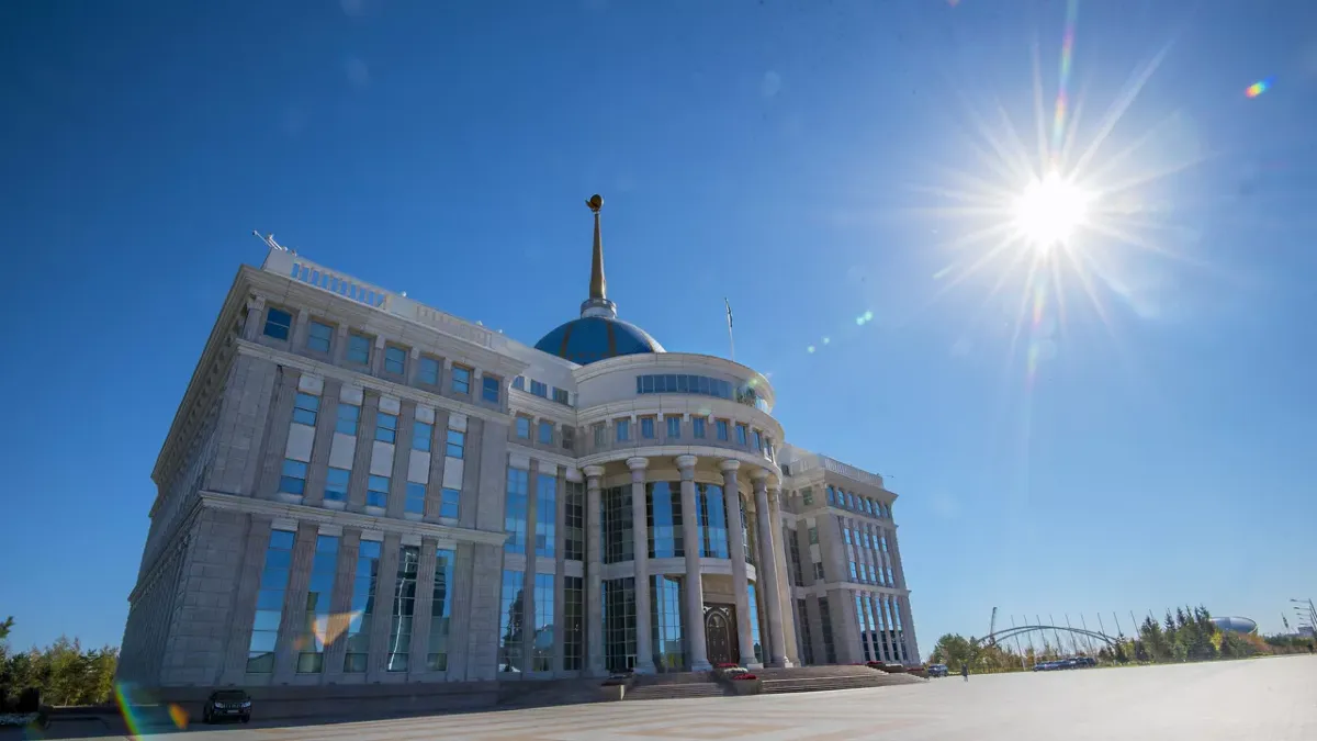 Тоқаев теміржол ардагеріне "Қазақстанның Еңбек Ері" атағын тапсырды