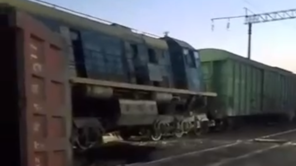 Грузовик врезался в тепловоз под Шымкентом
