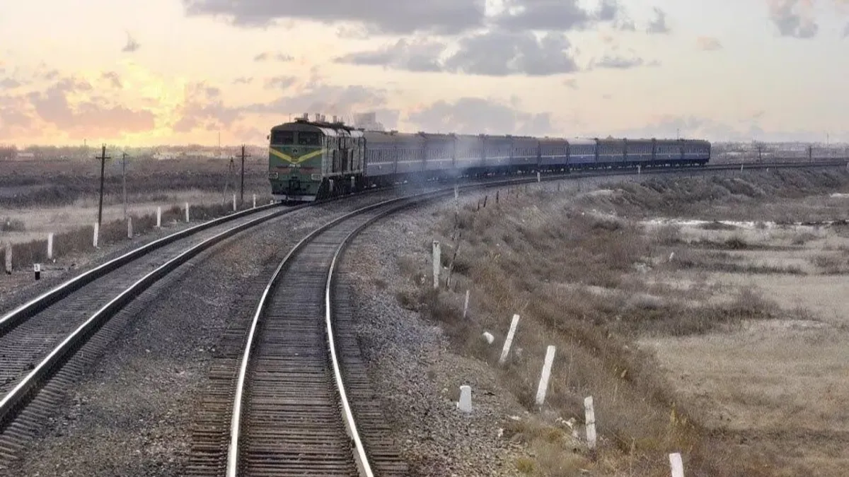 Теміржол өткелінде жүк көлігі тепловозға соғылып, пойыздар кешікті