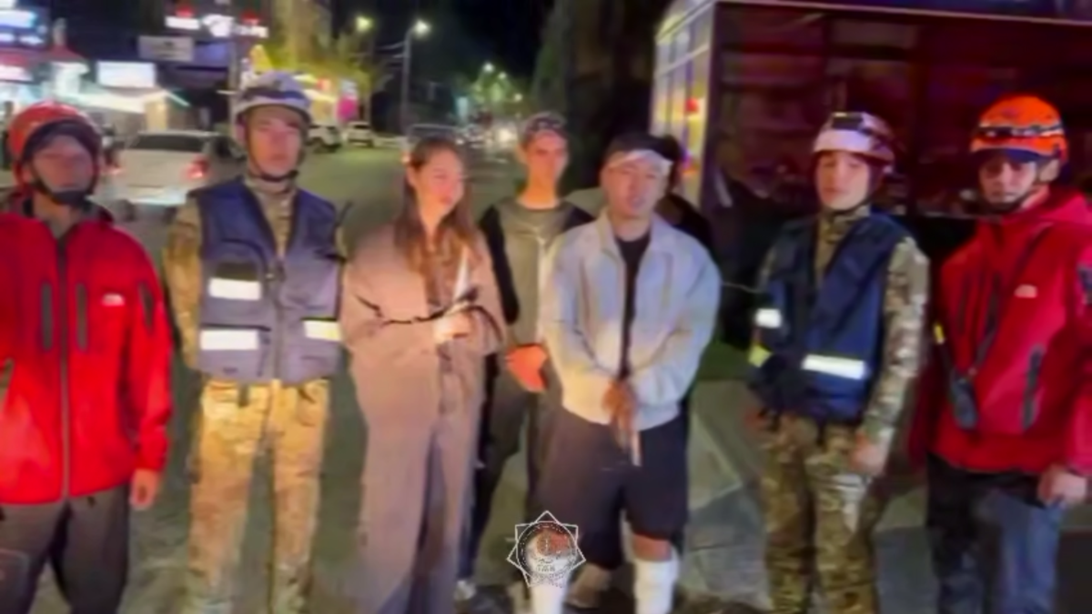Спасатели вытащили подростков из обрыва в Алматы
