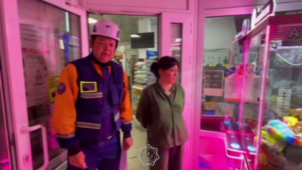 Змея спряталась в игровом автомате продуктового магазина в Конаеве