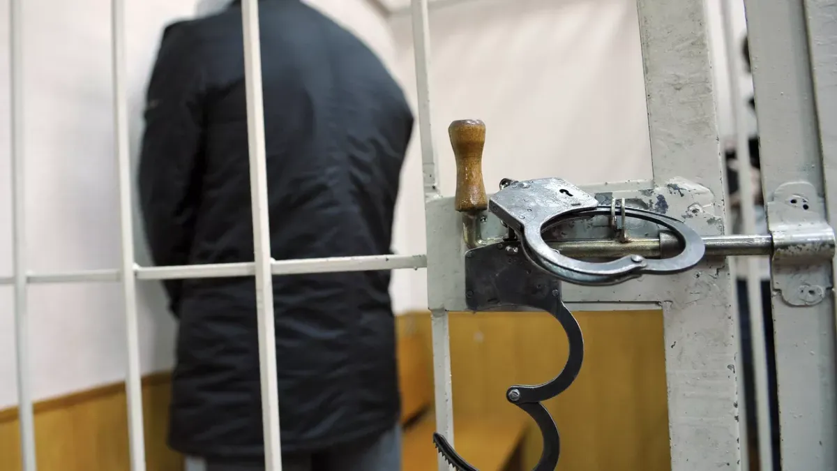 Адамдарды курьерлік жұмысқа тартып, есірткі сатуға мәжбүрлеген екі азамат шетелде ұсталды