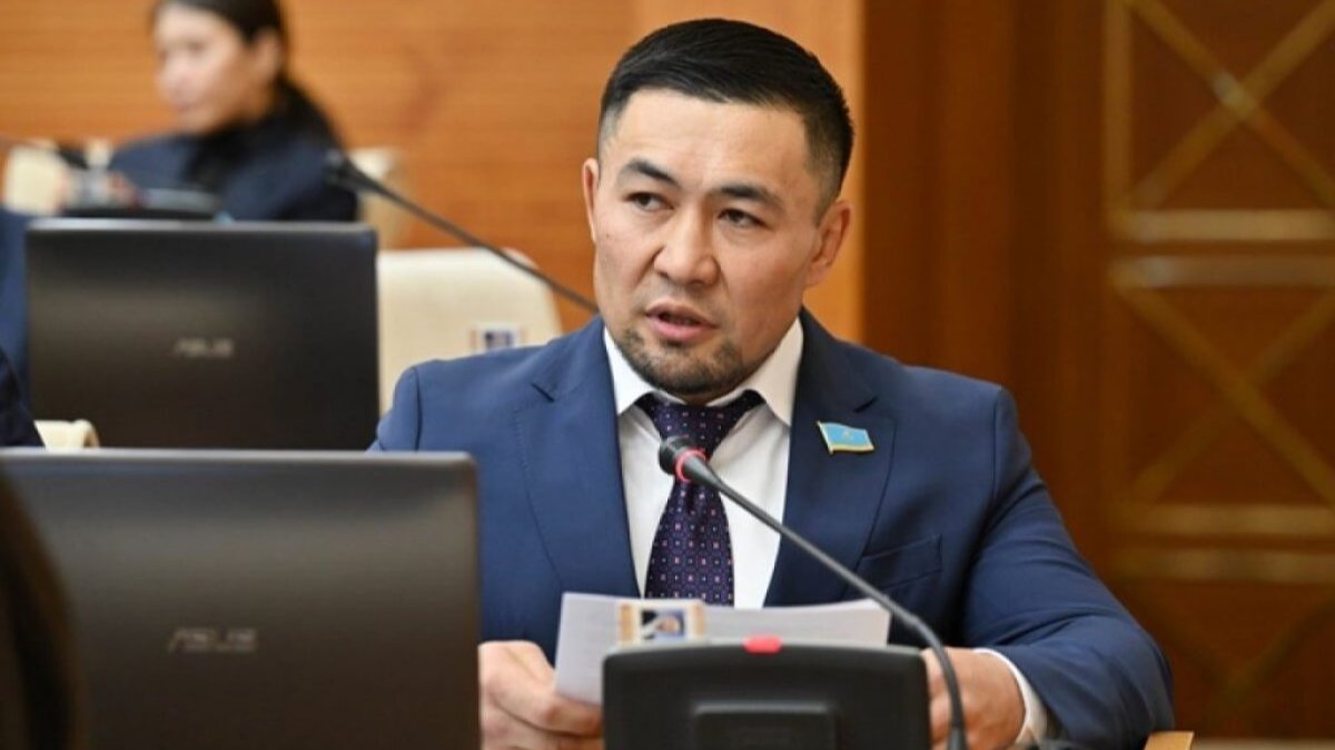 «Есалаң, бұл саған той ма?»: Парламентте анасын құттықтаған Ардақ Назаров тағы сынға қалды