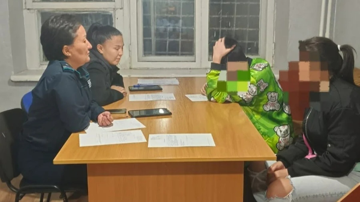 Қарағандыда көпқабатты үйдің шатырына кірпіш қойған жасөспірім ұсталды   