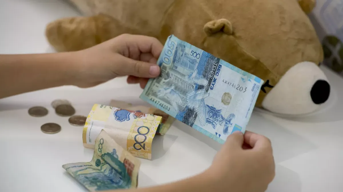 Жетісуда сот орындаушысы 2 млн теңгеден астам алимент қаражатын жымқырған