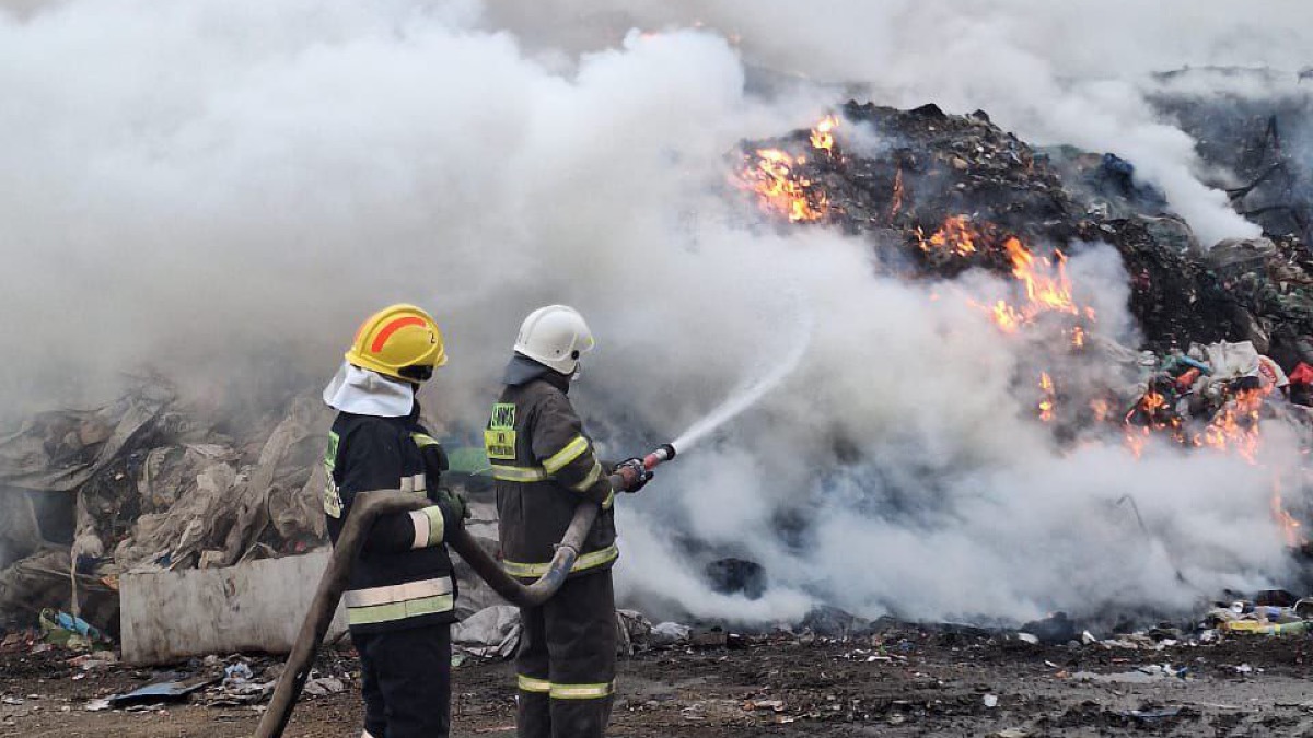 МЧС круглосуточно ликвидирует пожар на полигоне в Алматинской области