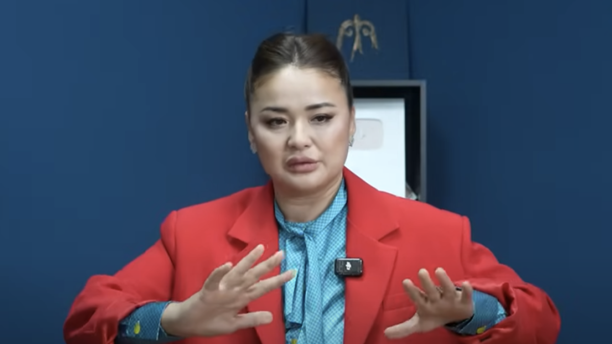 «Көзінде оты сөнген әйел»: Ел алдында еңіреп жылаған Мөлдір Мұқанды халық аяп кетті 