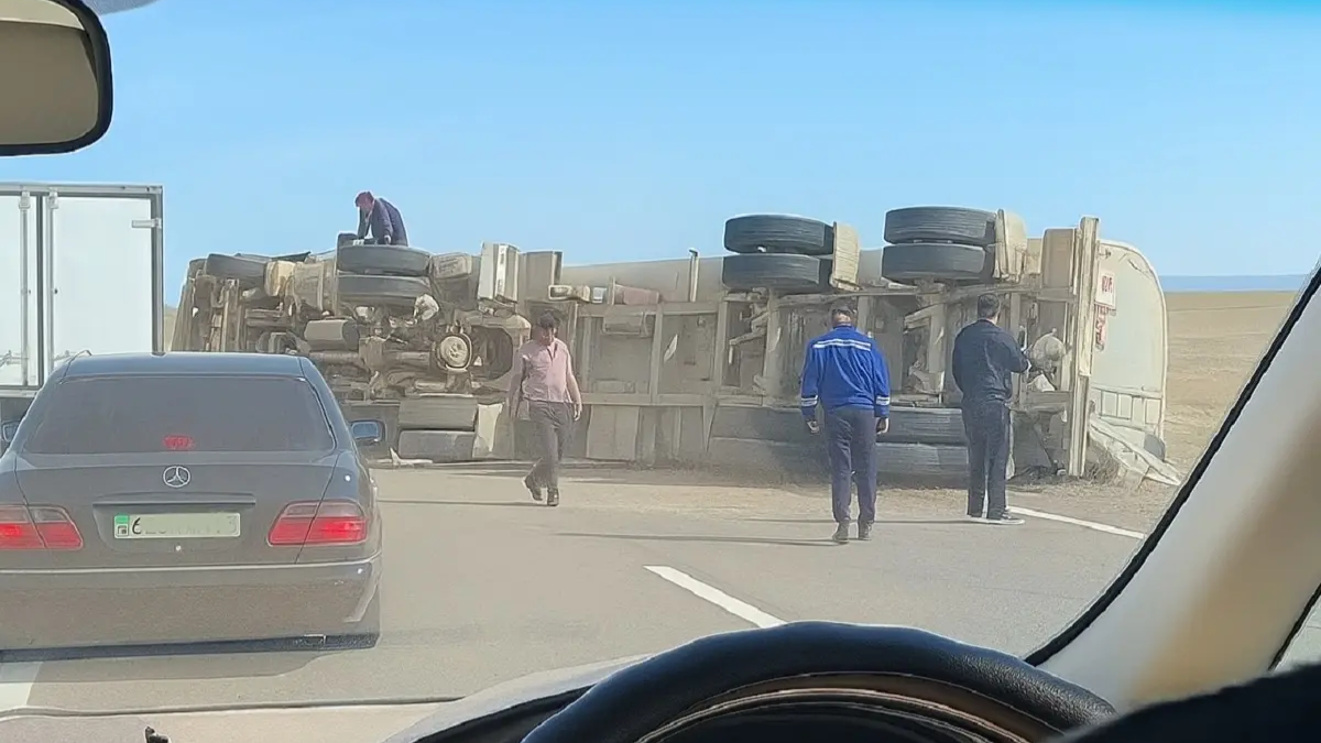 Под Актау перевернулась фура