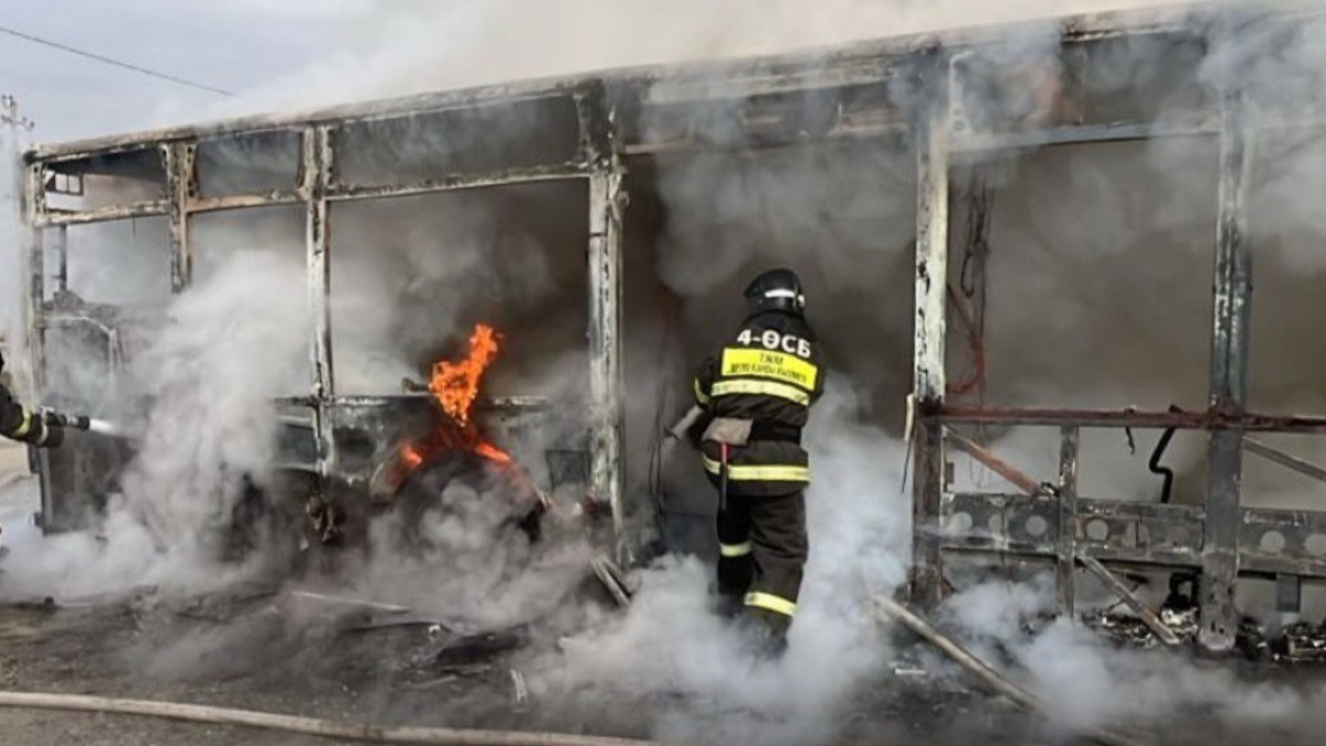 Пассажирский автобус сгорел в Семее
