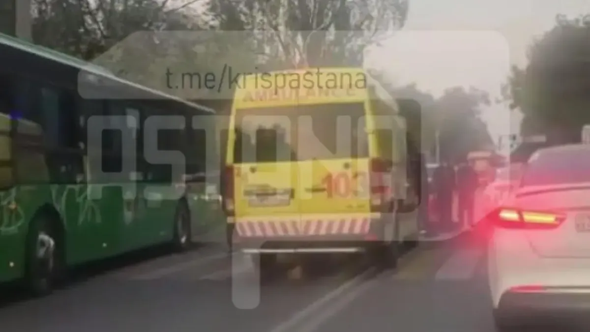 Алматыда жаяу жүргіншілер жолағында жасөспірімді жедел жәрдем көлігі қақты 