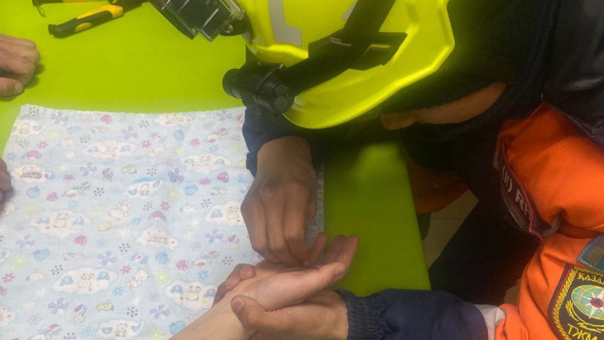 В Петропавловске спасатели пришли на помощь ребенку с застрявшим кольцом
