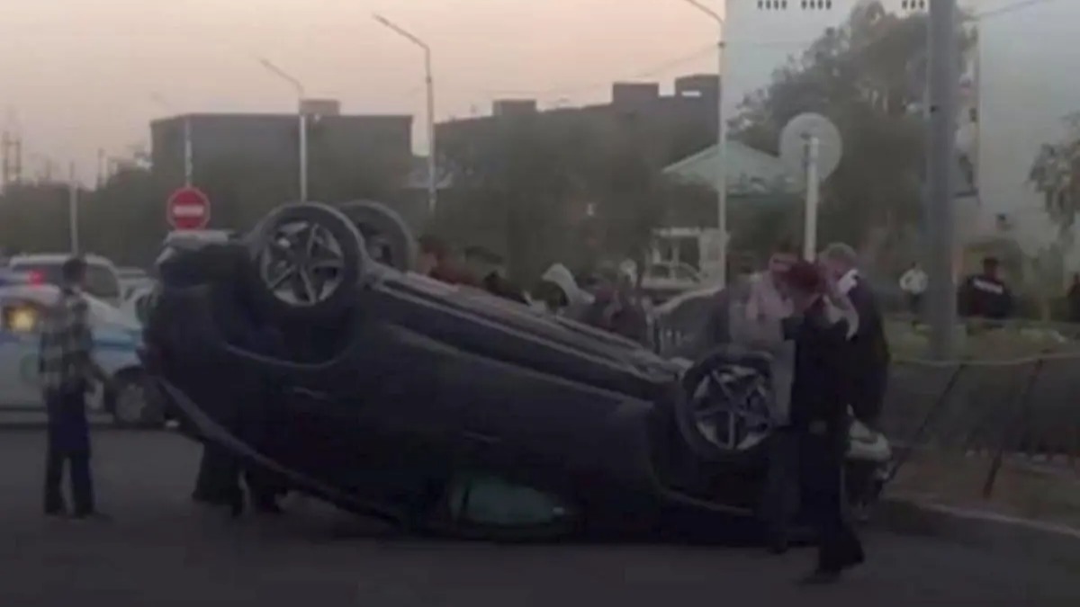 В Жанаозене водитель не справилась с управлением и перевернулась 