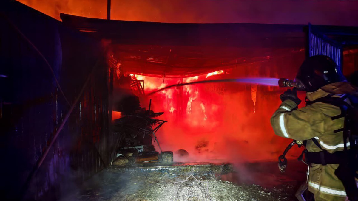 Пожар в Жезказгане охватил 280 квадратных метров жилого дома и построек