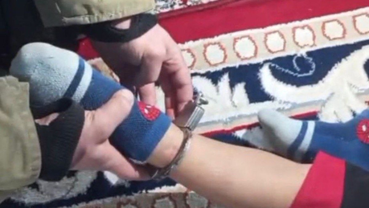 В Есике спасатели пришли на помощь ребёнку, застрявшему в наручниках