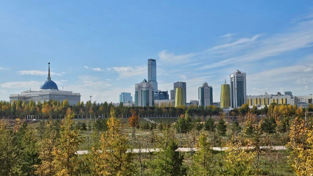 Жителям 10 городов Казахстана рекомендуют сократить прогулки