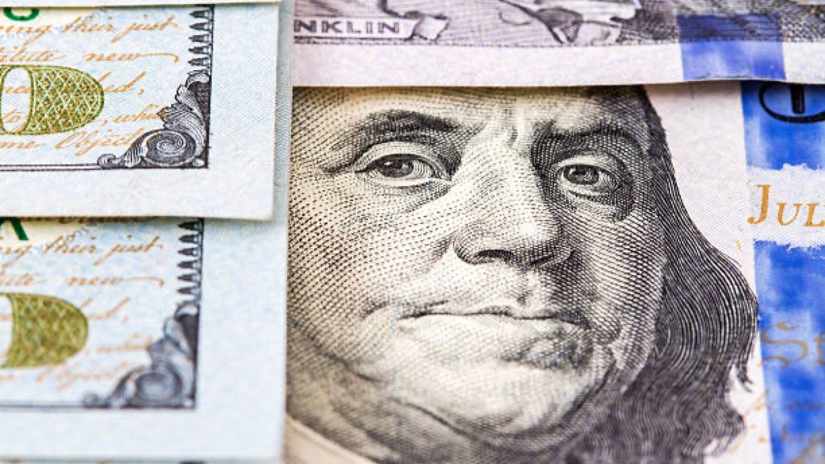 Курс доллара снизился на 5 тенге