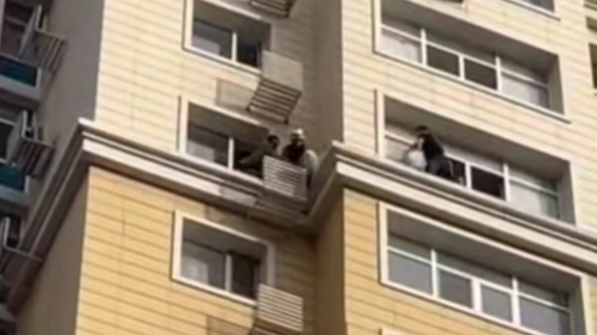 Спасатели сняли девушку с 15-го этажа в Астане 