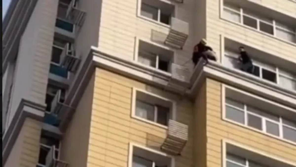 Құтқарушылар 15 қабаттан секірмек болған қызды құтқарды