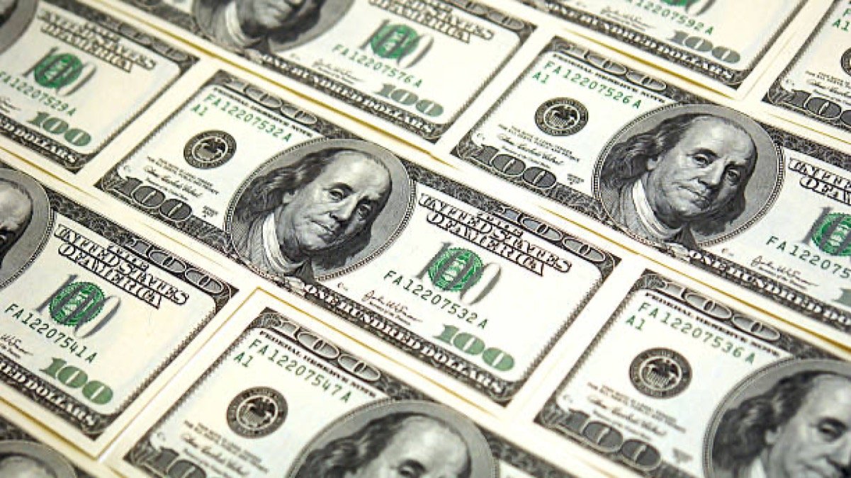Доллар продолжает расти на торгах