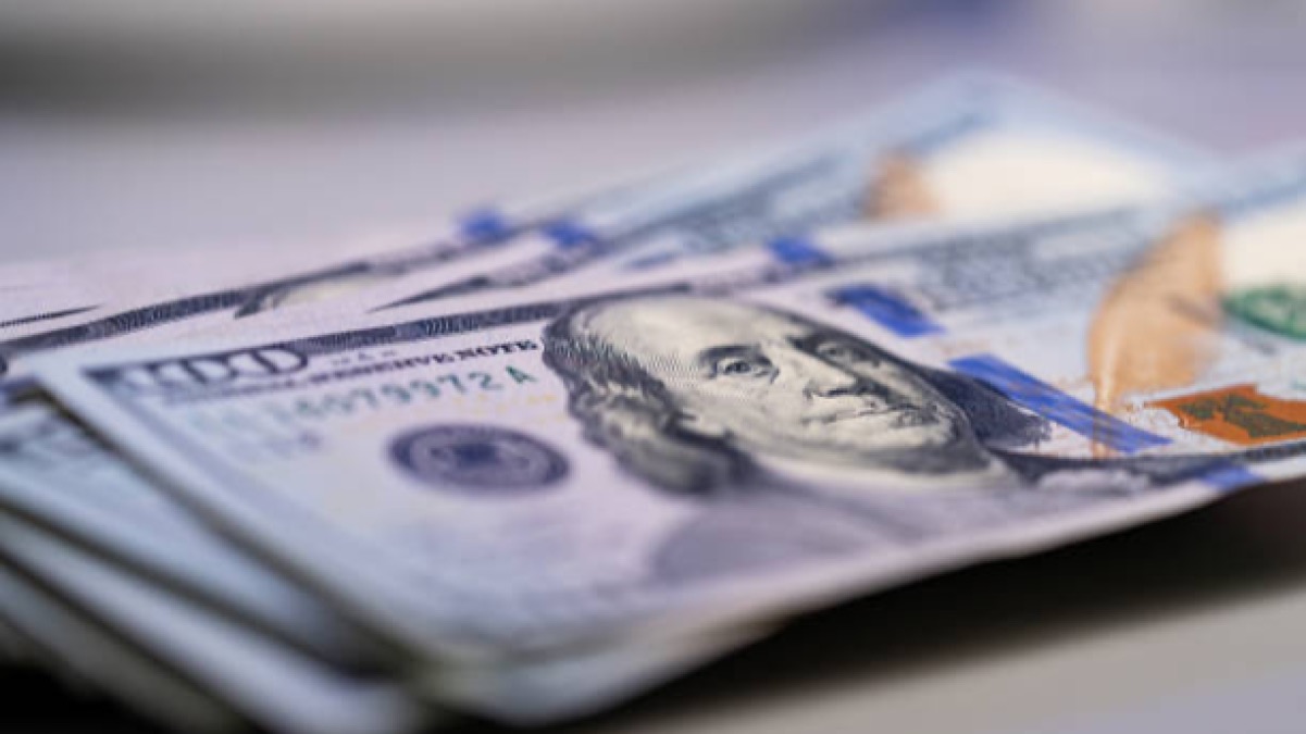 Доллар начал неделю со снижения 